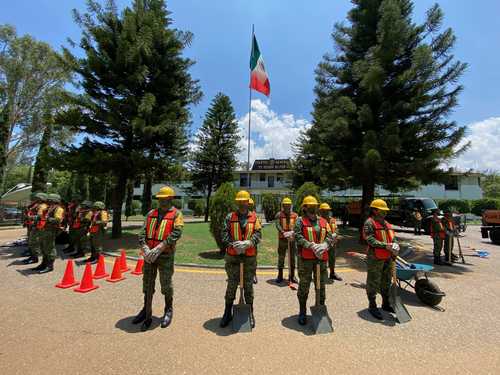 La Secretaría de la Defensa Nacional, a través de la 8 Zona Militar, y el gobierno de Oaxaca, se declararon listos para enfrentar la temporada de ciclones, en la que se prevén 21 tormentas tropi-cales y 10 huracanes de varias categorías en los océanos Pacífico y Atlántico.