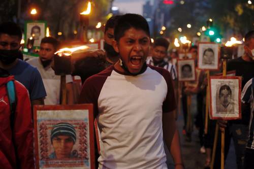Con antorchas, alumnos y padres de los estudiantes desaparecidos de la normal rural de Ayotzinapa, Guerrero, marcharon ayer por la noche para exigir la liberación de 19 normalistas de Mactumactzá, Chiapas; caminaron desde el plantón que instalaron afuera de la Secretaría de Gobernación hasta el Antimonumento de los 43 en Paseo de la Reforma. El pasado 12 de mayo, los estudiantes de Mactumactzá fueron detenidos cuando exigían que el examen de ingreso a esa escuela se llevara a cabo de manera presencial y no a distancia.