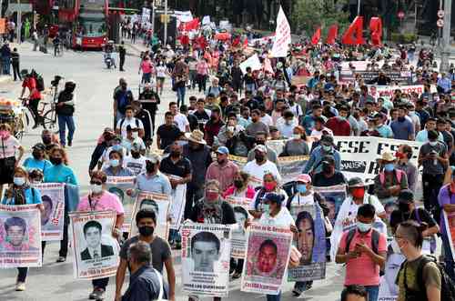 Padres de los 43 estudiantes desaparecidos de Ayotzinapa durante su marcha de ayer del Ángel de la Independencia al Hemiciclo a Juárez, como parte de la acción global número 80 para demandar la presentación con vida de los jóvenes normalistas.