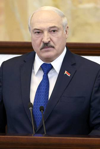  El presidente de Bielorrusia, Aleksandr Lukashenko, quien reunido con legisladores y funcionarios ofreció una explicación sobre la orden que dio para que un avión de Ryanair que volaba de Grecia a Vilnius aterrizara en la capital de su país. Foto Ap