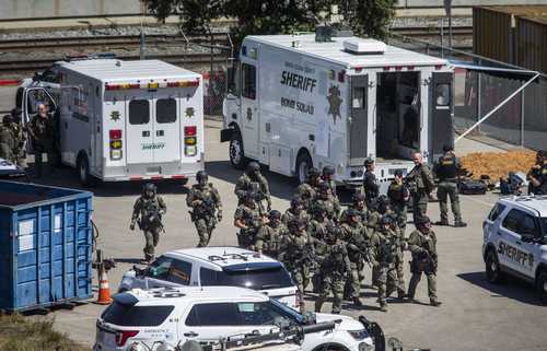 Agentes tácticos en el patio de la Valley Transportation Authority, en San José, California, donde ocurrió el tiroteo.