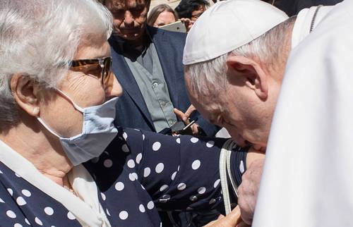 El papa Francisco besó el tatuaje en el brazo de una sobreviviente del Holocausto durante la audiencia general de ayer. Lidia Maksymowicz, ciudadana polaca deportada a Auschwitz desde su Bielorrusia natal cuando tenía tres años, mostró al Papa el número tatuado por los nazis y éste se inclinó y lo besó. No hubo diálogo entre ambos. “Nos entendimos con la mirada”, declaró la mujer, quien pasó tres años en la zona de niños del campo y fue sujeto de experimentos de Josef Mengele, conocido como el Ángel de la muerte. Liberado el campo, fue acogida por una familia polaca.