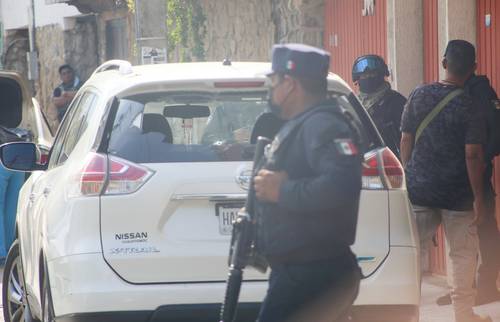 Policías estatales y ministeriales de la Fiscalía General de Guerrero custodiaron la zona donde fue baleado ayer el candidato de Fuerza por México a la alcaldía de Acapulco, José Alberto Alonso Gutiérrez, al salir de su casa en esa localidad. El aspirante resultó ileso.
