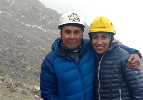 Los montañistas, conocidos como Una pareja en ascenso, permanecen en la mítica ciudad de Katmandú sin alternativas para salir y en un país asolado por el virus y sin vacunas.