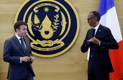 El presidente de Francia, Emmanuel Macron (a la izquierda), reconoció ayer “las responsabilidades” de Francia en el genocidio perpetrado en Ruanda en 1994. Su par ruandés, Paul Kagame, agradeció “la inmensa valentía” de éste, mientras el líder de la principal organización de sobrevivientes, Egide Nkuranga, lamentó que el mandatario “no se haya disculpado en nombre del Estado francés, y que ni siquiera haya pedido perdón”. Ambos gobernantes, reunidos en la ciudad de Kigali, encabezaron un homenaje a los más de 800 mil muertos y se comprometieron a reanudar relaciones “poderosas” entre ambos países. Macron nombrará en breve a un embajador.