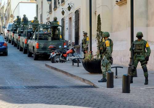 En medio de un amplio dispositivo de vigilancia, el general de división diplomado del Estado Mayor Arturo Trinidad González, comandante de la Quinta Región Militar, con sede en Zapopan, Jalisco, sostuvo ayer por la mañana una reunión a puerta cerrada con diputados del Congreso de Zacatecas para emitir un balance sobre los problemas de seguridad por los que atraviesa el estado y entregar una iniciativa de reformas legislativas, presuntamente relacionadas con la procuración y administración de justicia en la entidad.