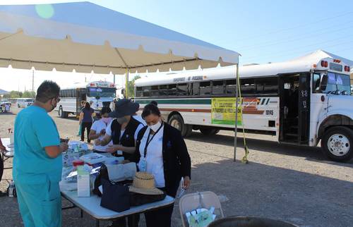 Entre el lunes y el jueves, más de 11 mil 500 personas de 50 a 59 años que laboran en maquiladoras asentadas en Ciudad Juárez, Chihuahua, fueron vacunadas contra el Covid-19. Las trasladaron a un punto de vacunación exclusivo de la Secretaría de Salud a bordo de 575 autobuses y ahí mismo les aplicaron el biológico.