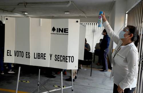 El INE resolvió ayer dos quejas del PAN por posible injerencia del mandatario en la contienda electoral. En la imagen, simulacro de votaciones como parte de la capacitación a funcionarios de casilla.