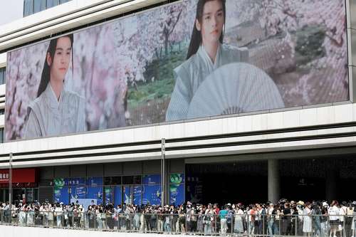Afuera del estadio Sozhou espectadores esperan para comprar boletos para el concierto Palabra de honor.