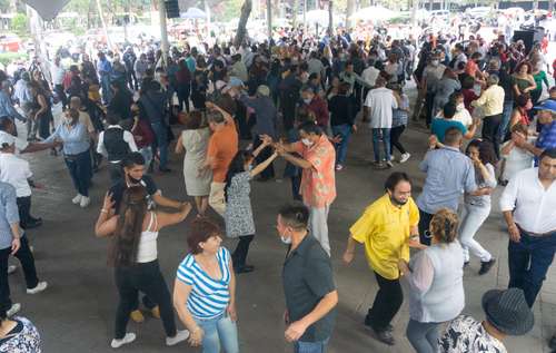 Como cada sábado antes de la pandemia, salieron los bailadores.