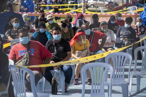 Ayer en Klang, Selangor, Malasia, personas esperan su turno para someterse a pruebas de hisopado de Covid-19.