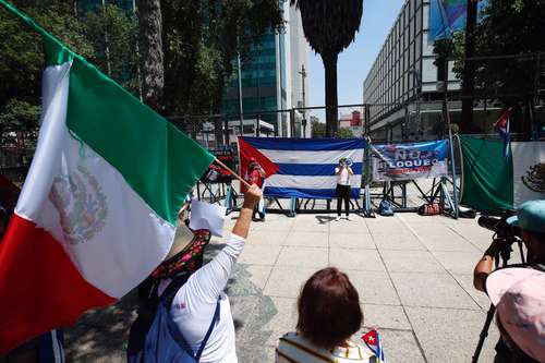 Organizaciones de isleños radicados en México protestaron frente a la embajada de Estados Unidos para pedir a la administración de Joe Biden terminar con 59 años de embargo, pues con la pandemia se ha agudizado la crisis en la nación caribeña.
