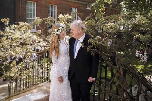 El premier británico, Boris Johnson, de 56 años, y su prometida Carrie Symonds, de 33, se casaron el sábado en una ceremonia privada en Londres, informó ayer su oficina en Downing Street, que confirmó los reportes de que la pareja se había casado en la catedral católica de Westminster ante un pequeño grupo de amigos y familiares. Las restricciones actuales contra el coronavirus en Inglaterra limitan las bodas a 30 personas.