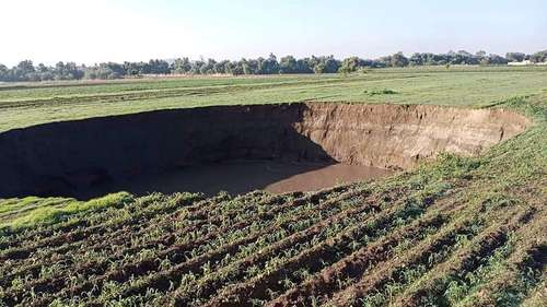 Habitantes de Zacatepec, Puebla, atribuyeron la formación, ayer, de una zanja de 150 metros de diámetro por 15 de profundidad, a la erosión de la tierra y la sobrexplotación de los mantos acuíferos.