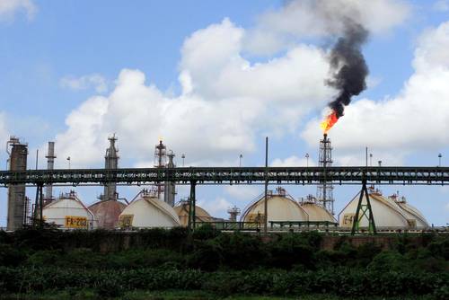 Las modificaciones para revertir el esquema de “regulación asimétrica”, suspendidas ayer, fueron promulgadas el 19 de mayo pasado. En la imagen, refinería de Minatitlán, Veracruz.