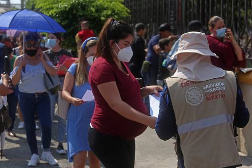 INMUNIZAN A EMBARAZADAS EN JALISCO. Municipios aledaños a Guadalajara citaron a mayores de 18 años en estado de gravidez en el Museo del Ejército, al empezar el proceso a ese grupo.