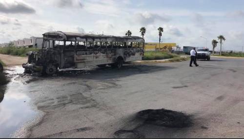 El camión quedó en fierros humeantes tras las acciones de bloqueo a manos de presuntos delincuentes que enfrentaron a las fuerzas del orden en Reynosa.