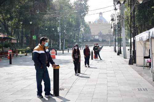 En la imagen se observa la poca afluencia de personas que, con síntomas de Covid-19, acudieron a realizarse la prueba PCR para la detección del coronavirus en el kiosko de la salud de Xochimilco.