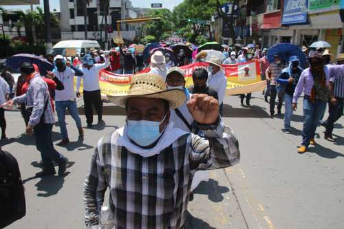 Maestros de la CNTE, estudiantes y padres de familia se manifestaron ayer en Tuxtla Gutiérrez e instalaron un plantón indefinido en exigencia de respuesta a sus demandas.