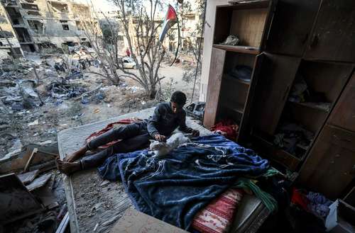 Vivienda en una zona dañada por ataques israelíes en Beit Hanun, en la franja de Gaza, a más de una semana de un alto al fuego entre Tel Aviv y Hamas.