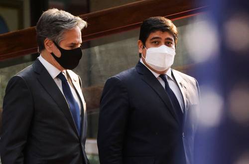 El presidente de Costa Rica, Carlos Alvarado Quesada (a la derecha), y el secretario de Estado de Estados Unidos, Antony Blinken, ayer en rueda de prensa en San José.