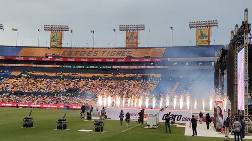 El evento musical organizado por la coalición Juntos Haremos Historia, originalmente se iba a celebrar en el Estadio de Beisbol de Monterrey, pero de última hora se realizó en el estadio Universitario, de mayor capacidad.