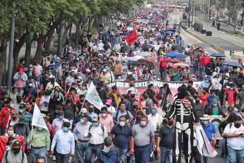 CELEBRAN LIBERACIÓN Y EXIGEN DIÁLOGO. Miles de integrantes de la CNTE y estudiantes de normales rurales marcharon ayer en la Ciudad de México. En el Zócalo, celebraron la liberación de 17 estudiantes de Mactumactzá y dos campesinos de Chenalhó.