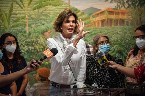 Cristiana Chamorro, ex directora de la Fundación Violeta Barrios de Chamorro y quien aspiraba a la presidencia de Nicaragua, en rueda de prensa hace unos días luego de la detención de dos de sus ex colaboradores por presunto lavado de dinero.
