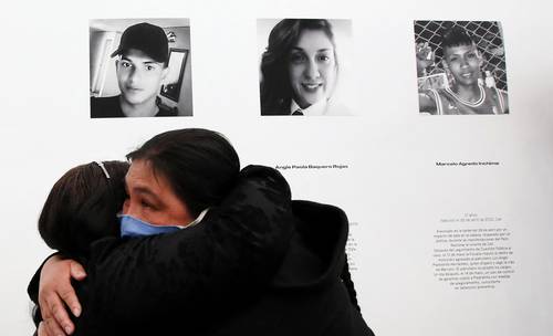  “Aquí esto se va a llenar de fotos”, expresa desconsolada Nury Rojas (con cubrebocas), madre de Angie Baquero, de 29 años, quien murió por un disparo en 2020. Foto Afp
