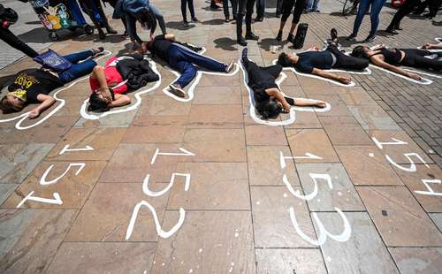 En Bogotá, jóvenes simulan las ejecuciones extrajudiciales perpetradas por militares, conocidas como falsos positivos.