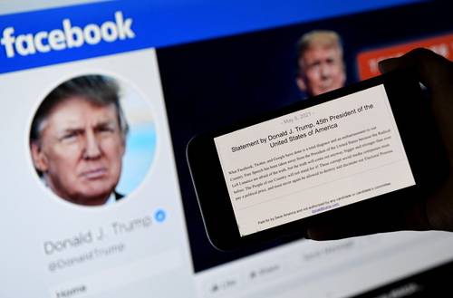 Facebook anunció que suspenderá las cuentas del ex presidente estadunidense Donald Trump por dos años luego de concluir que éste alentó la violencia antes del fatal asalto al Capitolio el 6 de enero. Al final del periodo, expertos evaluarán si el riesgo a la seguridad pública se ha reducido, informó Nick Clegg, vicepresidente de asuntos globales de la empresa.