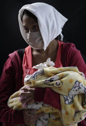 Una mujer que se dirigía hacia Estados Unidos con su hija y ni siquiera logró salir de Guatemala recibe atención en un centro de salud en la aldea de Cachoche.