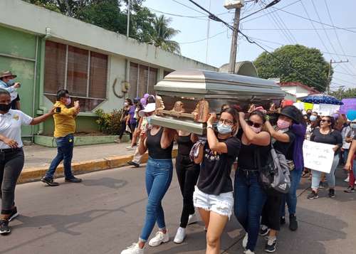 Amigas y compañeras de Itzel Dayana cargaron el ataúd con sus restos. “¡Queremos justicia!, ¡ya basta de asesinatos, y basta de matar menores de edad, matar inocentes”, gritaba una de las jóvenes.