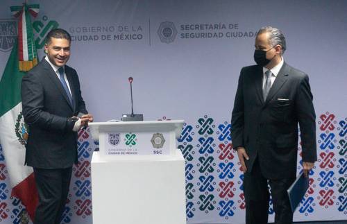 El secretario de Seguridad y el titular de la UIF, durante el anuncio en la sede de la dependencia.