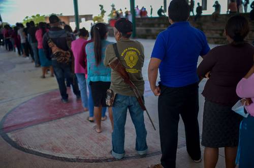 Fila para votar en la comunidad indígena nahua de Ayahualtempa, Guerrero.
