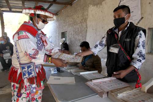 En Mezquitic, Jalisco, indígena wixárika recibe las boletas electorales.