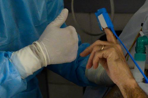 Un doctor da el visto bueno a un paciente de coronavirus que le enseña el oxímetro, en un hospital privado de Montevideo, Uruguay, país que en los últimos 14 días ha mantenido el mayor número de muertes per cápita en el mundo.