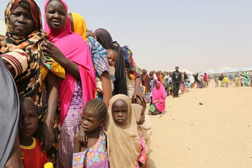 Decenas de hombres en motocicleta atacaron la semana pasada siete comunidades del distrito nigeriano de Danko Wasagu con saldo de 88 muertos, informó Nafiu Abubakar, vocero de la policía del estado de Kebbi. Elementos de seguridad viajaron a la zona para evitar nuevos asaltos, mientras pobladores de los pueblos afectados huyeron de sus casas. Estas bandas no actúan por motivos políticos, pero las autoridades temen que estén siendo infiltradas por yihadistas del noreste del país, quienes llevan 12 años de insurgencia tratando de imponer un Estado islámico. En tanto, se informó que el líder de Boko Haram, Abubakar Shekau, se suicidó en un combate contra miembros del Estado Islámico en África del Oeste (Iswap), grupo extremista rival que surgió en 2016 y hoy domina el noreste de Nigeria. Desde 2009 el conflicto en el país africano ha dejado 36 mil muertos y 2 millones de desplazados.