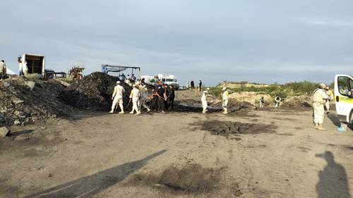 Bomberos de Coahuila y soldados del Ejército Mexicano siguen realizando maniobras de rescate en la mina Micarán, ubicada en el municipio de Múzquiz, donde el fin de semana fueron rescatados los cuerpos de cuatro de siete mineros.