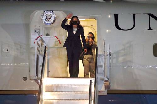 Kamala Harris, vicepresidenta de Estados Unidos, arribó ayer después de las 23:00 horas al aeropuerto internacional capitalino. Fue recibida por el canciller Marcelo Ebrard y el embajador mexicano en Washington, Esteban Moctezuma.