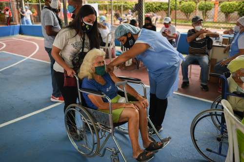 Una mujer recibe su primera dosis de la vacuna Sputnik V durante la campaña de inmunización apoyada por el Estado venezolano en la colonia 23 de Enero, en Caracas.