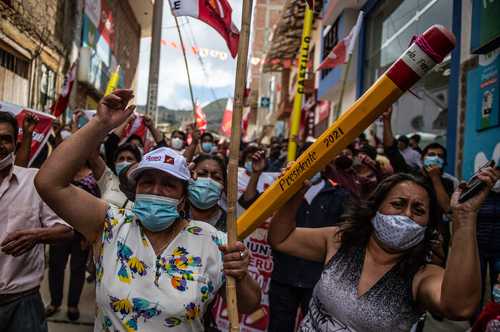 Partidarios del socialista Pedro Castillo marcharon ayer en Tacabamba, pueblo natal del candidato de Perú Libre, con lápices gigantes, el símbolo de la campaña del maestro rural y líder sindical.