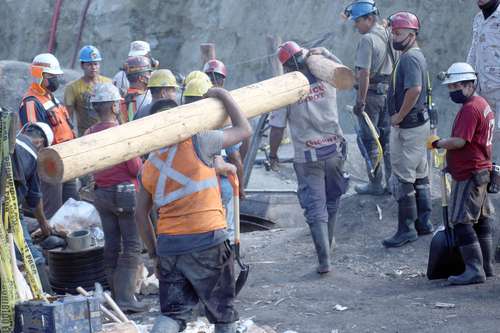 Mineros, junto con elementos del Ejército Mexicano y de Protección Civil estatal, avanzaron ayer en el desagüe de la excavación y en el apuntalamiento de paredes y techos en el nivel 7 de la mina Rancherías, en Múzquiz, Coahuila, donde se cree que se encuentran atrapados tres trabajadores. Los cuerpos de cuatro ya fueron rescatados.
