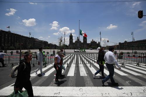 El Zócalo fue resguardado con vallas de popotillo debido a la visita de la vicepresidenta de Estados Unidos, Kamala Harris, quien fue recibida en Palacio Nacional para una reunión con el presidente Andrés Manuel López Obrador.