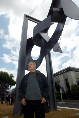 El artista murió el 8 de junio de 2020 a los 91 años. En la imagen, ante una de sus esculturas, en avenida Miguel Ángel de Quevedo, en la Ciudad de México.