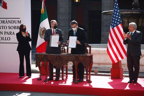 ENTENDIMIENTO MÉXICO-EU. La vicepresidenta Kamala Harris y el presidente Andrés Manuel López Obrador atestiguan la firma del memorando de entendimiento de cooperación bilateral México-EU, por el canciller Marcelo Ebrard y el encargado de Negocios estadunidense, John. S. Creamer, ayer en Palacio Nacional.