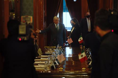 EN PALACIO NACIONAL. El presidente Andrés Manuel López Obrador y la vicepresidenta de Estados Unidos, Kamala Harris, a punto de iniciar una reunión privada en Palacio Nacional para abordar temas como migración, seguridad y empleo.