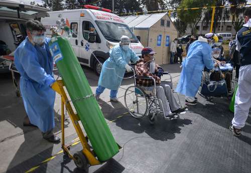 Pacientes con Covid-19 son atendidos en un centro especializado de Arequipa, Perú, mientras el país aún no define quién será su presidente tras la elección de domingo.