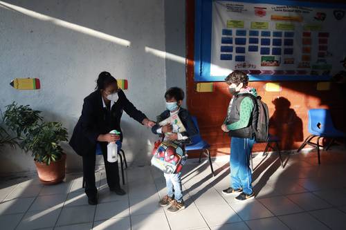 Filtro sanitario en una escuela primaria de la alcaldía Iztacalco, en la CDMX.
