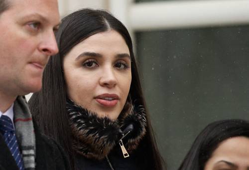 En imagen de febrero de 2019, Emma Coronel Aispuro sale de la Corte Federal de Estados Unidos después de presentar su veredicto en el juicio a Joaquín Guzmán en Brooklyn, Nueva York .